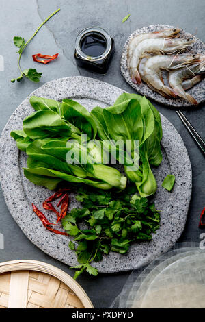 Asiatische Küche Zutaten: Reis Papper, pok Choy, Saucen, rohe Garnelen. Asiatische Lebensmittel Konzept chinesische und thailändische Küche. Stockfoto