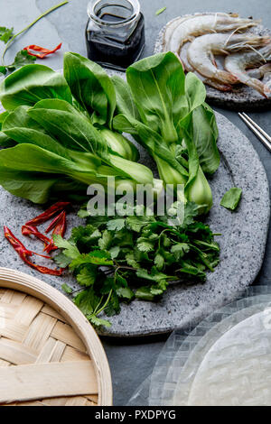 Asiatische Küche Zutaten: Reis Papper, pok Choy, Saucen, rohe Garnelen. Asiatische Lebensmittel Konzept chinesische und thailändische Küche. Stockfoto