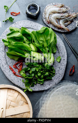 Asiatische Küche Zutaten: Reis Papper, pok Choy, Saucen, rohe Garnelen. Asiatische Lebensmittel Konzept chinesische und thailändische Küche. Stockfoto