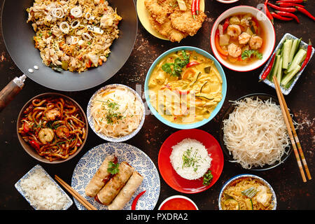 Asiatische orientalisches Essen Zusammensetzung in bunten Geschirr Stockfoto