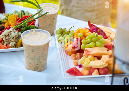 Frisches Gemüse Salat mit Ranch Dressing an Geburtstagsparty serviert. Stockfoto