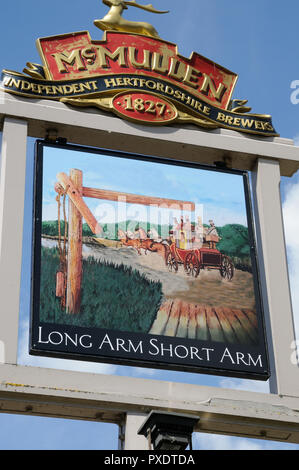 Langer Arm & kurzen Arm Inn, Lemsford, Hertfordshire, hat einen Namen, der immer angezogen hat Neugier mit verschiedenen Theorien ausgedrückt werden. Stockfoto