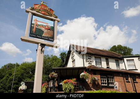 Langer Arm & kurzen Arm Inn, Lemsford, Hertfordshire, hat einen Namen, der immer angezogen hat Neugier mit verschiedenen Theorien ausgedrückt werden. Stockfoto