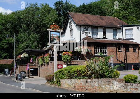 Langer Arm & kurzen Arm Inn, Lemsford, Hertfordshire, hat einen Namen, der immer angezogen hat Neugier mit verschiedenen Theorien ausgedrückt werden. Stockfoto