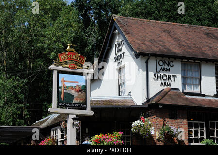 Langer Arm & kurzen Arm Inn, Lemsford, Hertfordshire, hat einen Namen, der immer angezogen hat Neugier mit verschiedenen Theorien ausgedrückt werden. Stockfoto