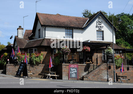 Langer Arm & kurzen Arm Inn, Lemsford, Hertfordshire, hat einen Namen, der immer angezogen hat Neugier mit verschiedenen Theorien ausgedrückt werden. Stockfoto