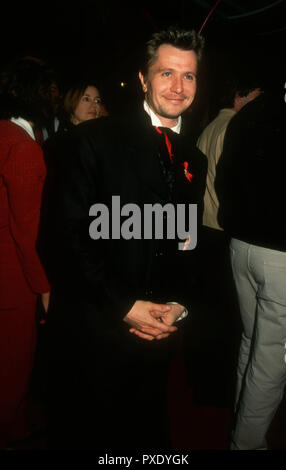 HOLLYWOOD, CA - 10. NOVEMBER: Schauspieler Gary Oldman nimmt an der Columbia Pictures "Bram Stokers Dracula" Premiere am 10. November 1992 im Mann's Chinese Theatre in Hollywood, Kalifornien. Foto von Barry King/Alamy Stock Foto Stockfoto