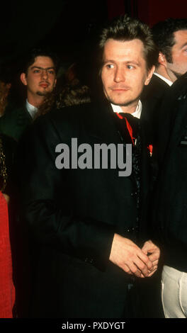 HOLLYWOOD, CA - 10. NOVEMBER: Schauspieler Gary Oldman nimmt an der Columbia Pictures "Bram Stokers Dracula" Premiere am 10. November 1992 im Mann's Chinese Theatre in Hollywood, Kalifornien. Foto von Barry King/Alamy Stock Foto Stockfoto