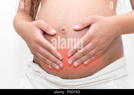 Schwangere Frau mit Magenschmerzen hält Ihren Bauch schmerzen. Bauchschmerzen während der Schwangerschaft. Stockfoto