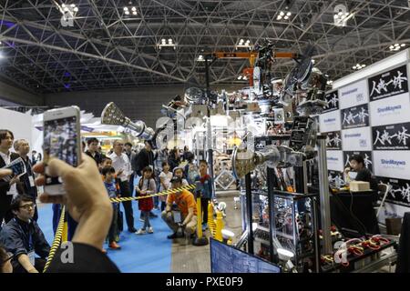 Tokio, Japan. Okt, 2018 21. Ein Roboter eine lange Strecke, die von einem Mann, der während der Welt Roboter Gipfel 2018 in Tokyo Big Sight gesehen wird. Die Ausstellung zeigt die neueste Technologie Roboter in Bereichen wie Industrie, Dienstleistung, Disaster und pädagogische von Oktober 17. bis 21. Credit: Rodrigo Reyes Marin/ZUMA Draht/Alamy leben Nachrichten Stockfoto