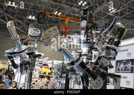 Tokio, Japan. Okt, 2018 21. Ein Roboter eine lange Strecke, die von einem Mann, der während der Welt Roboter Gipfel 2018 in Tokyo Big Sight gesehen wird. Die Ausstellung zeigt die neueste Technologie Roboter in Bereichen wie Industrie, Dienstleistung, Disaster und pädagogische von Oktober 17. bis 21. Credit: Rodrigo Reyes Marin/ZUMA Draht/Alamy leben Nachrichten Stockfoto