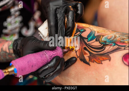 Skibbereen, West Cork, Irland. Okt, 2018 21. Ein tätowierer Tattoos das Bein eines Kunden auf der Messe. Die Show wurde von vielen tattooists aus ganz Irland besucht, im Norden und im Vereinigten Königreich. Credit: Andy Gibson/Alamy Leben Nachrichten. Stockfoto