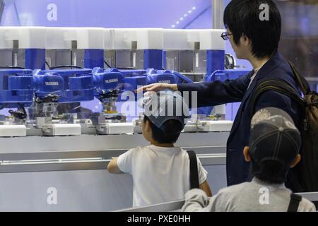 Tokio, Japan. Okt, 2018 21. Besucher Blick auf yaskawa Industrieroboter während der Welt Roboter Gipfel 2018 in Tokyo Big Sight. Die Ausstellung zeigt die neueste Technologie Roboter in Bereichen wie Industrie, Dienstleistung, Disaster und pädagogische von Oktober 17. bis 21. Credit: Rodrigo Reyes Marin/ZUMA Draht/Alamy leben Nachrichten Stockfoto