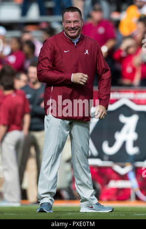 Oktober 20, 2018: Butch Jones Alabama Crimson Tide offensive Analytiker und ehemaliger Head Coach der Tennessee Freiwilliger während der NCAA Football Spiel zwischen der Universität von Tennessee Volunteers und der Universität von Alabama Crimson Tide in Knoxville, TN Tim Gangloff/CSM Stockfoto