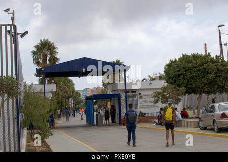 Ceuta, Melilla, Spanien. 20 Aug, 2018. Migranten, die vor Kurzem die Grenze nach Spanien aus Marokko sind gekreuzt gesehen zu Fuß außerhalb des temporären Gefangenenlager in Melilla. Der spanischen Enklave Melilla Stadt an der nordafrikanischen Küste sitzt, von allen Seiten von Marokko und das Mittelmeer umgeben. Die Stadt wird von einer 20 m hohen Metallzaun heraus zu halten Migranten auf der Suche nach Europa zu kommen, umgeben, aber viele Migranten machen es auf jeden Fall. Die Grenze ist aber auch eine blühende wirtschaftliche Drehscheibe, wo marokkanische Arbeiter waren aus Spanien in Marokko. Credit: SOPA Images/ZUMA Draht/Alamy leben Nachrichten Stockfoto
