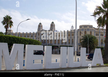 Ceuta, Melilla, Spanien. 18 Aug, 2018. Briefe aus Rechtschreibung melila auf dem zentralen Platz gesehen. der spanischen Enklave Stadt Melilla liegt an der nordafrikanischen Küste, von allen Seiten von Marokko und das Mittelmeer umgeben. Die Stadt wird von einer 20 m hohen Metallzaun heraus zu halten Migranten auf der Suche nach Europa zu kommen, umgeben, aber viele Migranten machen es auf jeden Fall. Die Grenze ist aber auch eine blühende wirtschaftliche Drehscheibe, wo marokkanische Arbeiter waren aus Spanien in Marokko. Credit: SOPA Images/ZUMA Draht/Alamy leben Nachrichten Stockfoto