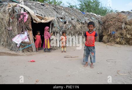 Aden, Jemen. Okt, 2018 21. Intern Vertriebene Kinder sind neben der Hütte der Familie am Stadtrand von Aden, Jemen, Okt. 21, 2018 gesehen. Tausende von gewaltsam Vertriebenen jemeniten begonnen, sich für den Winter vorbereiten in Hütten und Zelten unter schwierigen Lebensbedingungen sowie Mangel an humanitärer Hilfe in der vom Krieg zerrütteten arabischen Land. Credit: Murad Abdu/Xinhua/Alamy leben Nachrichten Stockfoto