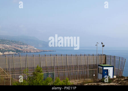 Ceuta, Melilla, Spanien. 13 Aug, 2018. Eine stark befestigte dreistufige Zaun, Spanien trennt sich von Marokko bis zum Mittelmeer ist an der Spanischen gesehen Enklaven an der nordafrikanischen Küste. der spanischen Enklave Melilla Stadt an der nordafrikanischen Küste sitzt, von allen Seiten von Marokko und das Mittelmeer umgeben. Die Stadt wird von einer 20 m hohen Metallzaun heraus zu halten Migranten auf der Suche nach Europa zu kommen, umgeben, aber viele Migranten machen es auf jeden Fall. Die Grenze ist aber auch eine blühende wirtschaftliche Drehscheibe, wo marokkanische Arbeiter waren aus Spanien in Marokko. (Credit Stockfoto