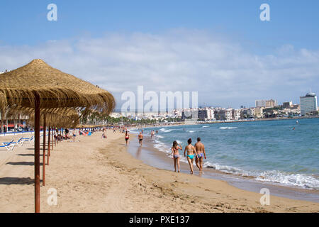 Ceuta, Melilla, Spanien. 18 Aug, 2018. Die Menschen sind zu Fuß entlang der Sandstrand in Melilla. Der spanischen Enklave Melilla Stadt an der nordafrikanischen Küste sitzt, von allen Seiten von Marokko und das Mittelmeer umgeben. Die Stadt wird von einer 20 m hohen Metallzaun heraus zu halten Migranten auf der Suche nach Europa zu kommen, umgeben, aber viele Migranten machen es auf jeden Fall. Die Grenze ist aber auch eine blühende wirtschaftliche Drehscheibe, wo marokkanische Arbeiter waren aus Spanien in Marokko. Credit: SOPA Images/ZUMA Draht/Alamy leben Nachrichten Stockfoto