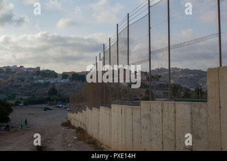 Ceuta, Melilla, Spanien. 17 Aug, 2018. Ein Zaun außerhalb des temporären Migranten Gefangenenlager in Melilla gesehen. der spanischen Enklave Stadt Melilla liegt an der nordafrikanischen Küste, von allen Seiten von Marokko und das Mittelmeer umgeben. Die Stadt wird von einer 20 m hohen Metallzaun heraus zu halten Migranten auf der Suche nach Europa zu kommen, umgeben, aber viele Migranten machen es auf jeden Fall. Die Grenze ist aber auch eine blühende wirtschaftliche Drehscheibe, wo marokkanische Arbeiter waren aus Spanien in Marokko. Credit: SOPA Images/ZUMA Draht/Alamy leben Nachrichten Stockfoto