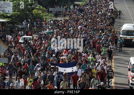 Ciudad Hidalgo, Mexiko. Okt, 2018 21. Zentralamerikanischen Migranten überschrift für die Vereinigten Staaten. Die Migranten aus Honduras, El Salvador und Guatemala haben den Grenzzaun zwischen Guatemala und Mexiko gekreuzt, um von dort an die US-Grenze zu marschieren. Inoffiziellen Schätzungen zufolge gibt es rund 4000 Menschen. Sie werden von der mexikanischen Polizei eskortiert. Credit: Iván Sánchez/dpa/Alamy leben Nachrichten Stockfoto