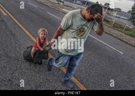 Ciudad Hidalgo, Mexiko. Okt, 2018 21. Eines Zentralamerikanischen Migrantinnen marschieren mit seinem Kind in die Vereinigten Staaten. Die Migranten aus Honduras, El Salvador und Guatemala haben den Grenzzaun zwischen Guatemala und Mexiko gekreuzt, um von dort an die US-Grenze zu marschieren. Inoffiziellen Schätzungen zufolge gibt es rund 4000 Menschen. Sie werden von der mexikanischen Polizei eskortiert. Credit: Iván Sánchez/dpa/Alamy leben Nachrichten Stockfoto