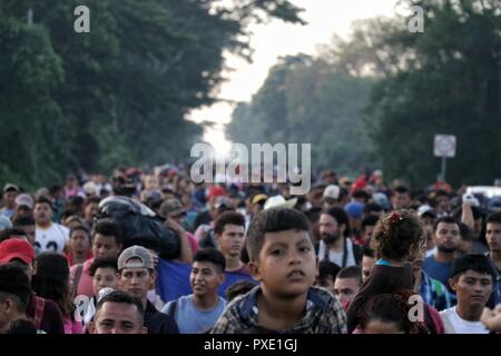 Ciudad Hidalgo, Mexiko. Okt, 2018 21. Zentralamerikanischen Migranten überschrift für die Vereinigten Staaten. Die Migranten aus Honduras, El Salvador und Guatemala haben den Grenzzaun zwischen Guatemala und Mexiko gekreuzt, um von dort an die US-Grenze zu marschieren. Inoffiziellen Schätzungen zufolge gibt es rund 4000 Menschen. Sie werden von der mexikanischen Polizei eskortiert. Credit: Ivan Sanchez/dpa/Alamy leben Nachrichten Stockfoto