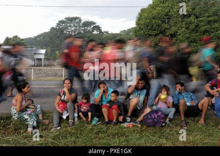 Ciudad Hidalgo, Mexiko. Okt, 2018 21. Eine Gruppe von Zentralamerikanischen Migranten im März in die Vereinigten Staaten, sich auszuruhen. Die Migranten aus Honduras, El Salvador und Guatemala haben den Grenzzaun zwischen Guatemala und Mexiko gekreuzt, um von dort an die US-Grenze zu marschieren. Inoffiziellen Schätzungen zufolge gibt es rund 4000 Menschen. Sie werden von der mexikanischen Polizei eskortiert. Credit: Iván Sánchez/dpa/Alamy leben Nachrichten Stockfoto