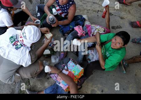 Ciudad Hidalgo, Mexiko. Okt, 2018 21. Eine Gruppe von Zentralamerikanischen Migranten im März in die Vereinigten Staaten, sich auszuruhen. Die Migranten aus Honduras, El Salvador und Guatemala haben den Grenzzaun zwischen Guatemala und Mexiko gekreuzt, um von dort an die US-Grenze zu marschieren. Inoffiziellen Schätzungen zufolge gibt es rund 4000 Menschen. Sie werden von der mexikanischen Polizei eskortiert. Credit: Iván Sánchez/dpa/Alamy leben Nachrichten Stockfoto