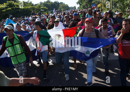 Ciudad Hidalgo, Mexiko. Okt, 2018 21. Zentralamerikanischen Migranten überschrift für die Vereinigten Staaten. Die Migranten aus Honduras, El Salvador und Guatemala haben den Grenzzaun zwischen Guatemala und Mexiko gekreuzt, um von dort an die US-Grenze zu marschieren. Inoffiziellen Schätzungen zufolge gibt es rund 4000 Menschen. Sie werden von der mexikanischen Polizei eskortiert. Credit: Rafael Victorio/dpa/Alamy leben Nachrichten Stockfoto