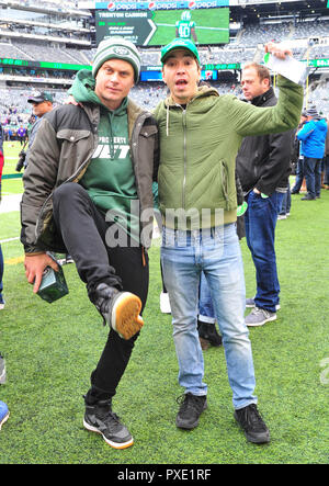 East Rutherford, NJ, USA. Okt, 2018 21. Billy Magnussen und Justin Long auf der Jets Nebenerwerben während der NFL Spiel zwischen der NY Jets vs Minnesota Vikings am MetLife Stadium in East Rutherford, New Jersey am 21. Oktober 2018. Quelle: John Palmer/Medien Punch/Alamy leben Nachrichten Stockfoto