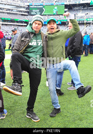 East Rutherford, NJ, USA. Okt, 2018 21. Billy Magnussen und Justin Long auf der Jets Nebenerwerben während der NFL Spiel zwischen der NY Jets vs Minnesota Vikings am MetLife Stadium in East Rutherford, New Jersey am 21. Oktober 2018. Quelle: John Palmer/Medien Punch/Alamy leben Nachrichten Stockfoto