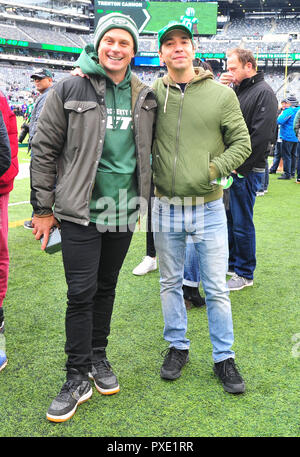 East Rutherford, NJ, USA. Okt, 2018 21. Billy Magnussen und Justin Long auf der Jets Nebenerwerben während der NFL Spiel zwischen der NY Jets vs Minnesota Vikings am MetLife Stadium in East Rutherford, New Jersey am 21. Oktober 2018. Quelle: John Palmer/Medien Punch/Alamy leben Nachrichten Stockfoto