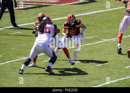 Tampa, Florida, USA. Okt, 2018 21. Cleveland Browns quarterback Baker Mayfield (6) Chaos aus der Tasche während des ersten Quartals gegen die Tampa Bay Buccaneers bei Raymond James Stadion am Sonntag, den 21. Oktober 2018 in Tampa, Florida. Credit: Travis Pendergrass/ZUMA Draht/Alamy leben Nachrichten Stockfoto