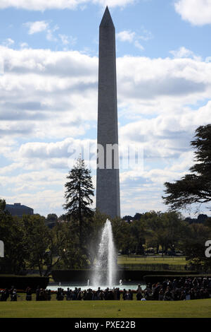 Washington, DC, USA. Okt, 2018 21. Mit Blick über die South Lawn in Richtung Washington Monument, Besucher im Herbst Garten Touren auf den Teil der Einfahrt, vorbei an den Brunnen gesehen werden kann. Credit: Evan Golub/ZUMA Draht/Alamy leben Nachrichten Stockfoto