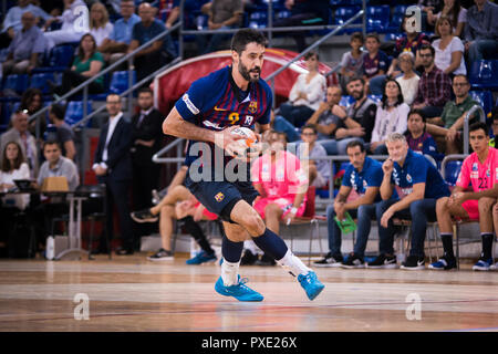 21. Oktober 2018, Palau Blaugrana, Barcelona, Spanien; Liga ASOBAL Handball; FC Barcelona Lassa versus BM Sinfin; Raul Entrerrios von FC Barcelona läuft mit dem Ball Stockfoto