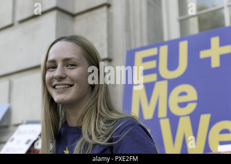 London, Greater London, UK. Okt, 2018 20. Demonstrant im Cabinet Office Gebäude während der März gesehen. Eine große Demonstration, die die Abstimmung Kampagne organisiert im Park Lane versammelt, um den Parliament Square bis März gegen die Tory-regierung Brexit Verhandlungen und anspruchsvollen für eine zweite Abstimmung über die endgültige Brexit Angebot zu protestieren. Quelle: Andres Pantoja/SOPA Images/ZUMA Draht/Alamy leben Nachrichten Stockfoto