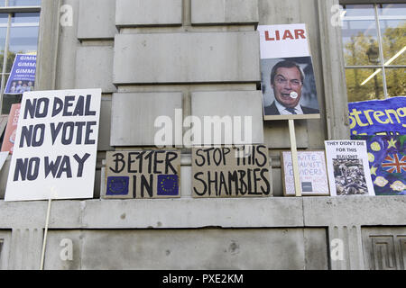 London, Greater London, UK. Okt, 2018 20. Plakate werden an das Cabinet Office Gebäude während der März gesehen. Eine große Demonstration, die die Abstimmung Kampagne organisiert im Park Lane versammelt, um den Parliament Square bis März gegen die Tory-regierung Brexit Verhandlungen und anspruchsvollen für eine zweite Abstimmung über die endgültige Brexit Angebot zu protestieren. Quelle: Andres Pantoja/SOPA Images/ZUMA Draht/Alamy leben Nachrichten Stockfoto