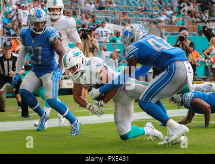 Miami Gardens, Florida, USA. Okt, 2018 21. Miami Dolphins wide receiver Danny Amendola (80) zählt einen Touchdown im vierten Quartal herausgefordert durch Detroit Lions Defensive zurück Tracy Walker (47) Während eines NFL Football Spiel zwischen den Detroit Lions und die Miami Dolphins im Hard Rock Stadion in Miami Gardens, Florida. Credit: Mario Houben/ZUMA Draht/Alamy leben Nachrichten Stockfoto