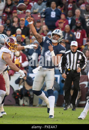 Dallas Cowboys Quarterback Dak Prescott (4) Releases einen Pass früh im ersten Viertel gegen die Washington Redskins an FedEx Field in Landover, Maryland am Sonntag, den 21. Oktober 2018. Credit: Ron Sachs/CNP | Verwendung weltweit Stockfoto