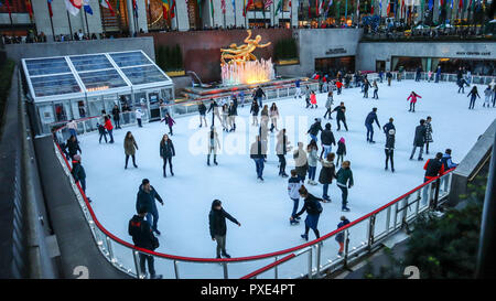 Manhattan, New York, USA. Okt 2018 21. Manhattan, New York, USA. Okt 2018 21. Manhattan, New York, USA. Okt 2018 21. Manhattan, New York, USA. Okt 2018 21. Rockefeller Center eine Eislaufbahn auf der Insel Manhattan von New York in den Vereinigten Staaten dieses Sonntag, 21. (Foto: WILLIAM VOLCOV/BRASILIEN FOTO PRESSE) Credit: Brasilien Foto Presse/Alamy leben Nachrichten Stockfoto