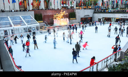 Manhattan, New York, USA. Okt 2018 21. Manhattan, New York, USA. Okt 2018 21. Manhattan, New York, USA. Okt 2018 21. Manhattan, New York, USA. Okt 2018 21. Rockefeller Center eine Eislaufbahn auf der Insel Manhattan von New York in den Vereinigten Staaten dieses Sonntag, 21. (Foto: WILLIAM VOLCOV/BRASILIEN FOTO PRESSE) Credit: Brasilien Foto Presse/Alamy leben Nachrichten Stockfoto