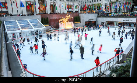 Manhattan, New York, USA. Okt 2018 21. Manhattan, New York, USA. Okt 2018 21. Manhattan, New York, USA. Okt 2018 21. Manhattan, New York, USA. Okt 2018 21. Rockefeller Center eine Eislaufbahn auf der Insel Manhattan von New York in den Vereinigten Staaten dieses Sonntag, 21. (Foto: WILLIAM VOLCOV/BRASILIEN FOTO PRESSE) Credit: Brasilien Foto Presse/Alamy leben Nachrichten Stockfoto