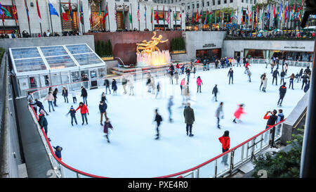 Manhattan, New York, USA. Okt 2018 21. Manhattan, New York, USA. Okt 2018 21. Manhattan, New York, USA. Okt 2018 21. Manhattan, New York, USA. Okt 2018 21. Rockefeller Center eine Eislaufbahn auf der Insel Manhattan von New York in den Vereinigten Staaten dieses Sonntag, 21. (Foto: WILLIAM VOLCOV/BRASILIEN FOTO PRESSE) Credit: Brasilien Foto Presse/Alamy leben Nachrichten Stockfoto