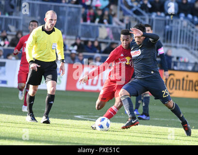 Chester, Pennsylvania, USA. Okt, 2018 21. Philadelphia Union Mittelfeldspieler ILSINHO (25), die in Aktion gegen die New York Red Bulls TYLER ADAMS (4) Talen Energie Feld in Chester PA Credit: Ricky Fitchett/ZUMA Draht/Alamy leben Nachrichten Stockfoto