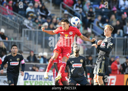 Chester, Pennsylvania, USA. Okt, 2018 21. SEAN DAVIS (27) Der New York Red Bulls in Aktion gegen Philadelphia Union Mittelfeldspieler BOREK DOCKAL (10) Bei Talen Energie Feld in Chester PA Credit: Ricky Fitchett/ZUMA Draht/Alamy leben Nachrichten Stockfoto