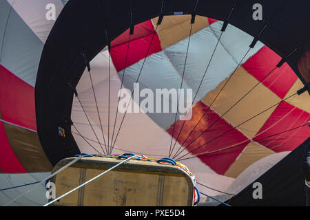Statesville, North Carolina, USA. Okt, 2018 21. Fans feiern den Heißluftballon starten im Carolina BalloonFest 2018 Statesville regionalen Flughafen in Statesville, NC. Quelle: Walter G Arce Sr Asp Inc/ASP/ZUMA Draht/Alamy leben Nachrichten Stockfoto