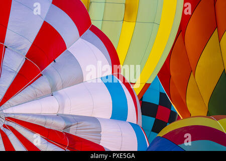 Statesville, North Carolina, USA. Okt, 2018 21. Fans feiern den Heißluftballon starten im Carolina BalloonFest 2018 Statesville regionalen Flughafen in Statesville, NC. Quelle: Walter G Arce Sr Asp Inc/ASP/ZUMA Draht/Alamy leben Nachrichten Stockfoto