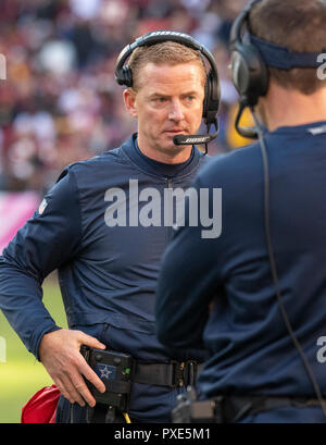 Dallas Cowboys Head Coach Jason Garrett spricht mit behilflicher Trainer während einer Pause im zweiten Quartal gegen die Washington Redskins an FedEx Field in Landover, Maryland am Sonntag, den 21. Oktober 2018. Credit: Ron Sachs/CNP/MediaPunch *** EDITORIAL NUR VERWENDEN *** Stockfoto