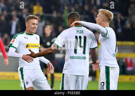 Mönchengladbach, Deutschland. Okt, 2018 21. Thorgan Gefahr (L) von Mönchengladbach feiert Zählen mit Teamkollegen beim Bundesligaspiel zwischen Borussia Mönchengladbach und der FSV Mainz 05 im Borussia-Park in Mönchengladbach, Deutschland, am Okt. 21, 2018. Mönchengladbach gewann 4-0. Credit: Ulrich Hufnagel/Xinhua/Alamy leben Nachrichten Stockfoto